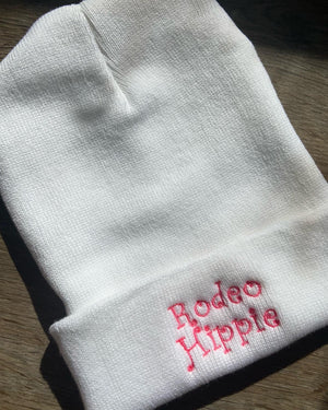 Rodeo hippe white beanie with hot pink thread